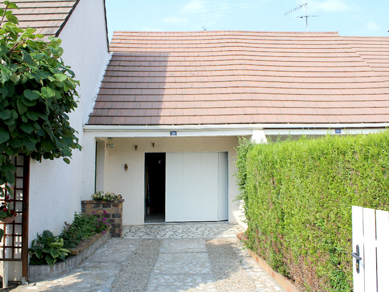 Maison avec porte de garage blanche