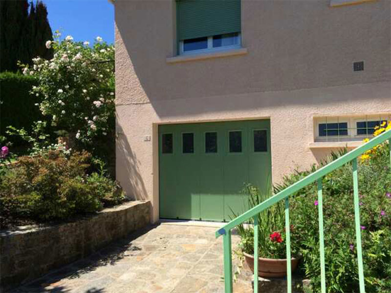 Porte de garage verte sur maison