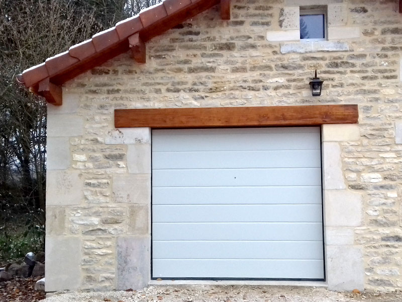 Maison avec porte de garage blanche sectionnelle