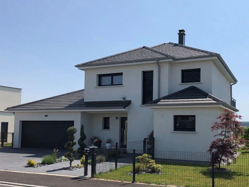 Porte de garage grise assortie a la porte d'entree