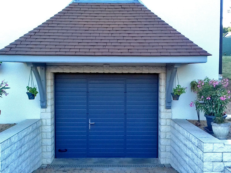 Maison contemporaine avec grand garage noir