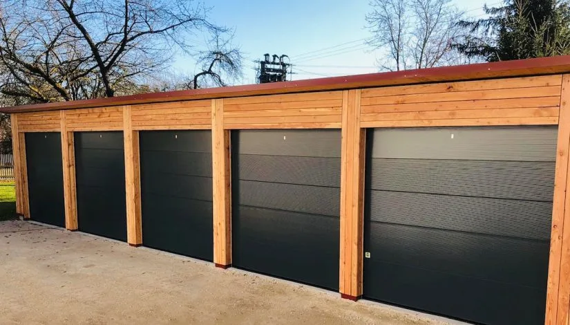 Double porte de garage noire à Saulieu