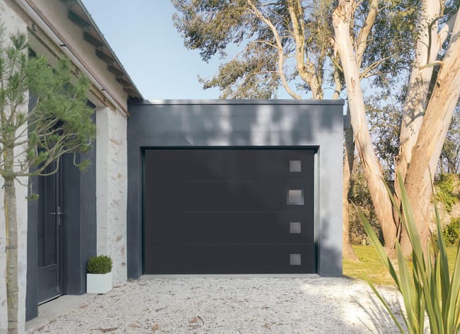 Porte de garage sectionnelle motorisée moderne