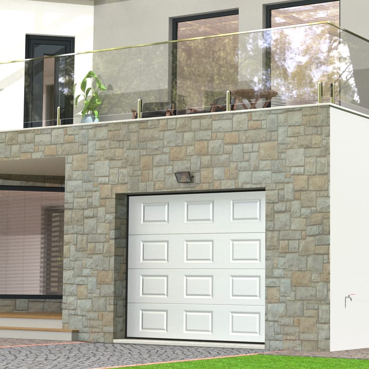 Porte de garage blanche sur maison en pierre