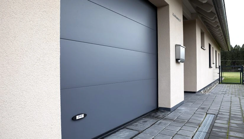 Porte de garage sectionnelle grise sur habitat